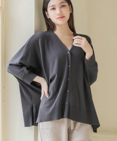 
      
      授乳ケープとしても使えるカーディガン
      
    
